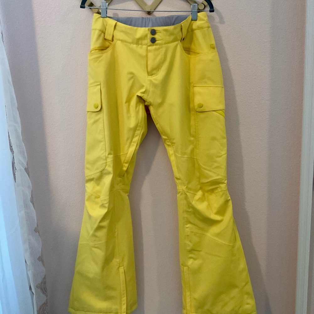 Burton Bright Yellow Womens Ski Cargo Pants, Like New, Worn skiing twice